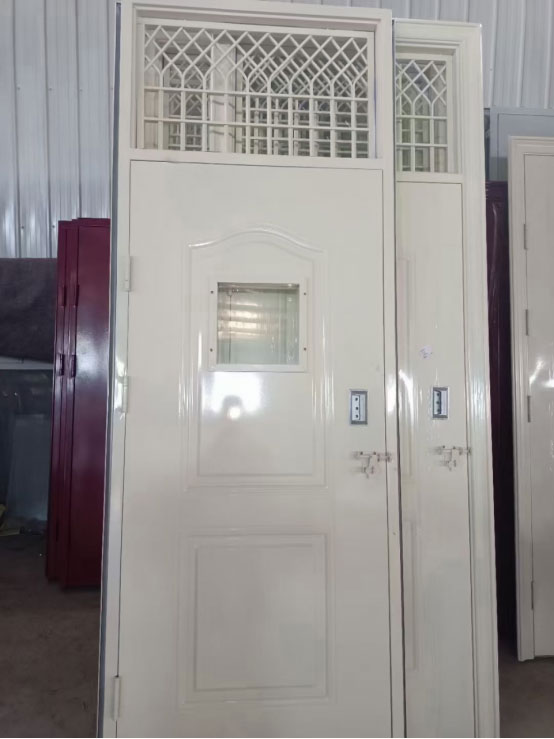 霍城学校教室门