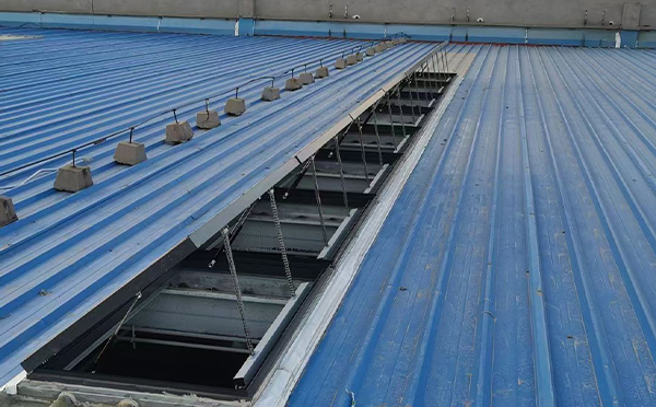 某城市大型商业综合体中庭霍城排烟窗工程