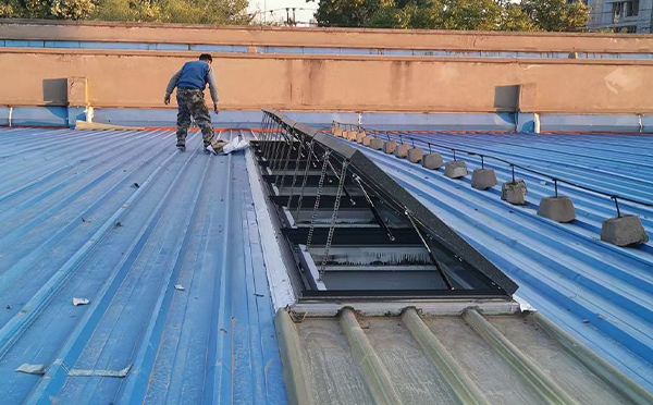 某区域性物流仓储中心霍城排烟窗系统安装项目