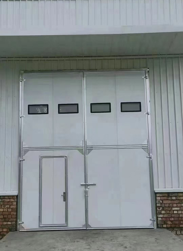 霍城工业门在设备装配车间出入口的实施记录